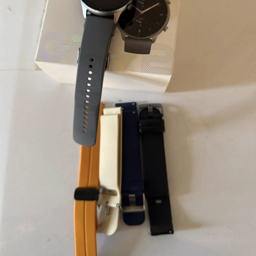 Amazfit GTR 2e smartwatch with 3 extra straps, box and charger