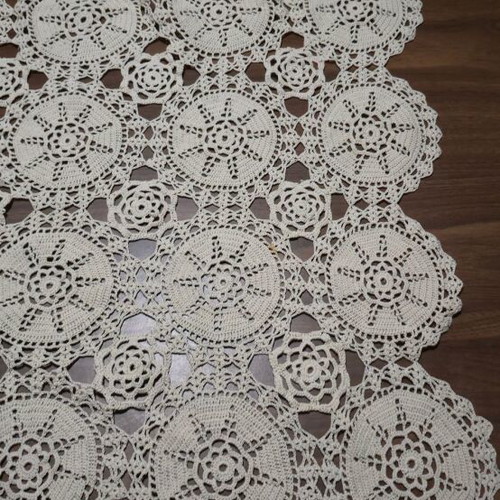 Handmade table runner with circular daisy motifs like new