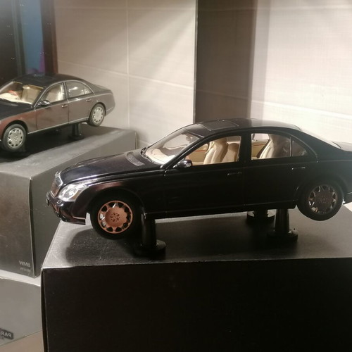 Maybach 57 1/18 scale model by Autoart like new