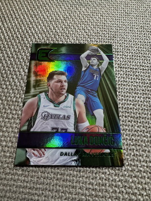 2021-22 Panini Chronicles Green Luka Doncic Essentials κάρτα