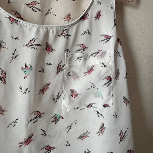 White bird print sleeveless blouse like new