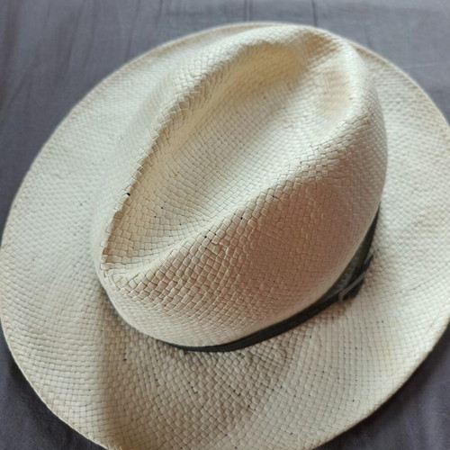 Men's hat like new, size 62, white beige