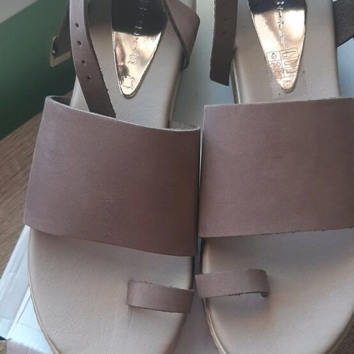 Women's leather sandal new, color beige, size 39