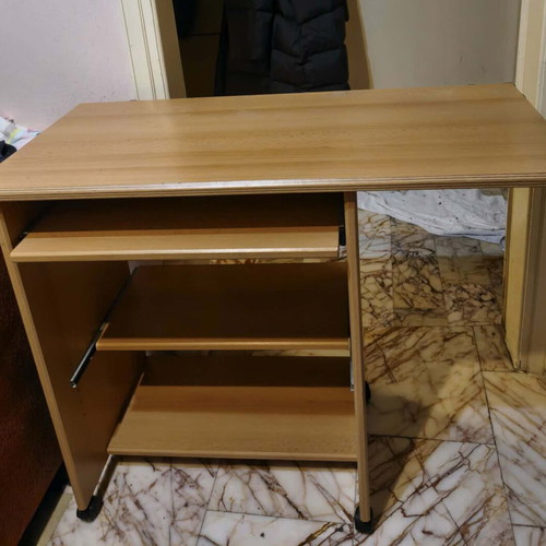 Office desk like new with sliding shelves and wheels