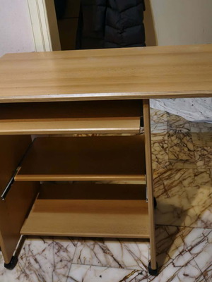 Office desk like new with sliding shelves and wheels