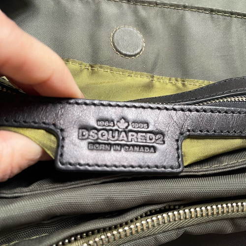 Τσάντα χιαστί Dsquared2 σαν καινούργιο, χακί με μαύρο λεκέ