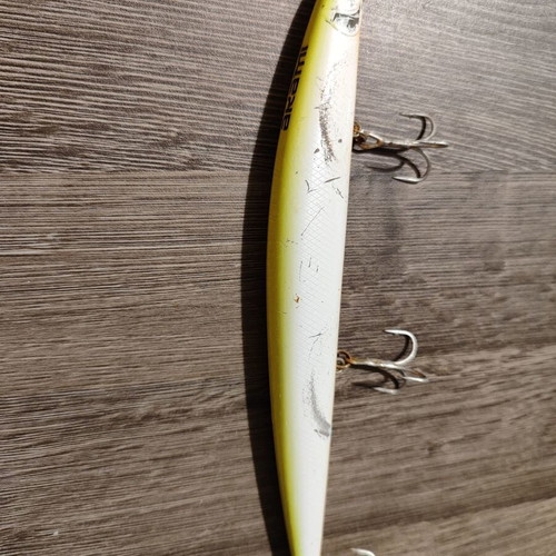 Akami fishing lure, yellow and white