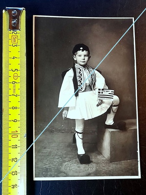 STAIKOS PHOTO STUDIO CAIRO vintage φωτογραφία πορτρέτου αγοριού με τσολιάδικη στολή