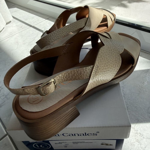Lola Canales women's sandals size 38 like new, beige