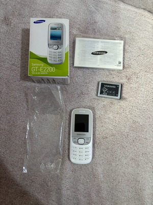 Samsung GT E2200 mobile phone new in box with battery and charger