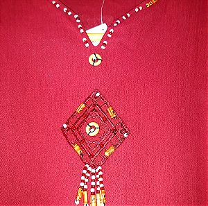 Φόρεμα - καφτάνι σε ethnik style 100% βαμβακερό σε μπορντό χρώμα, με ζωνούλα στη μέση και διακοσμητικές χάντρες. Νο L