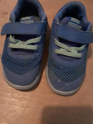 Nike kids sports shoes size 23.5 with sticker