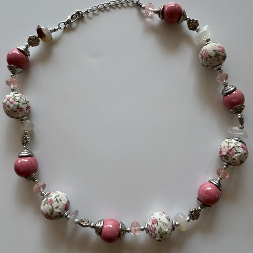 Set of 2 summer necklaces like new, white and pink
