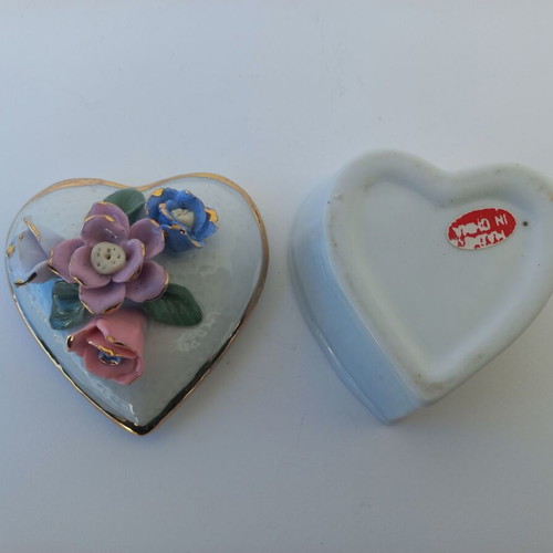 Chinese porcelain heart jewelry box like new with flowers and gold