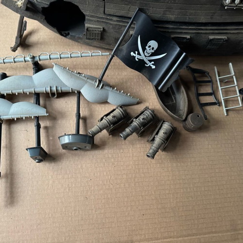 Pirates of the Caribbean Dead Mans Chest Ultimate Black Pearl Zizzle ship used, for parts