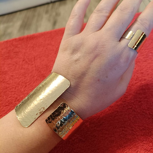 Women's gold-tone hammered jewelry set, adjustable cuff and ring