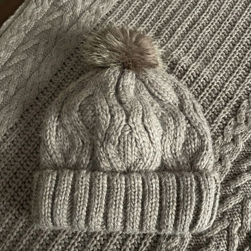 Hat and scarf set like new, gray and beige, size M