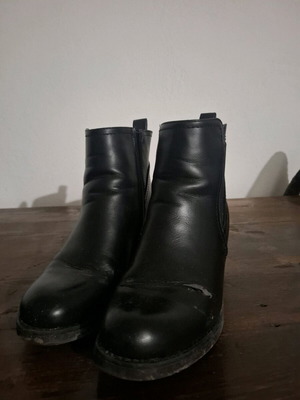 Black ankle boots No38 used with defect on left boot
