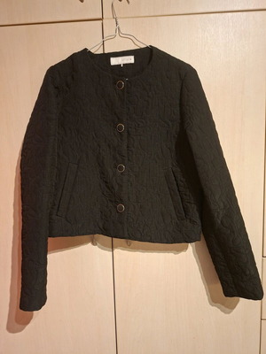 Zara quilted jacket used like new, black, short with gold details