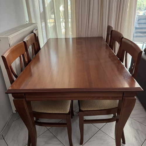 Extendable dining table with 6 chairs like new