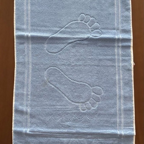 Blue bath mat like new with lace