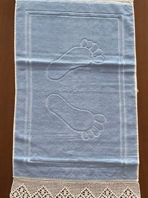 Blue bath mat like new with lace