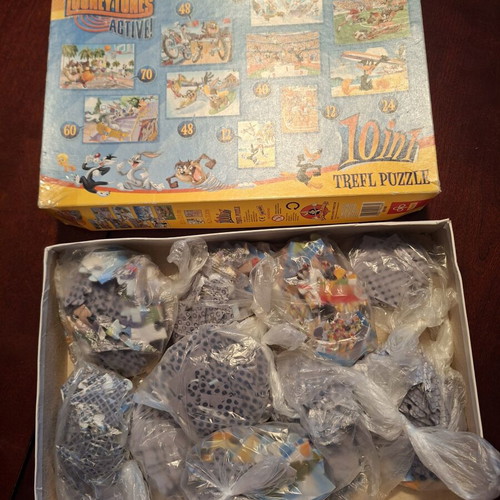 Looney Tunes 10 in 1 puzzle like new, 378 pieces