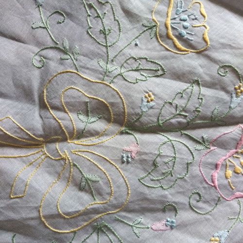 Round organza tablecloth new with Madeira embroidery and 6 napkins