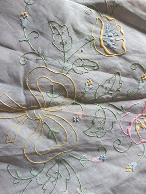 Round organza tablecloth new with Madeira embroidery and 6 napkins
