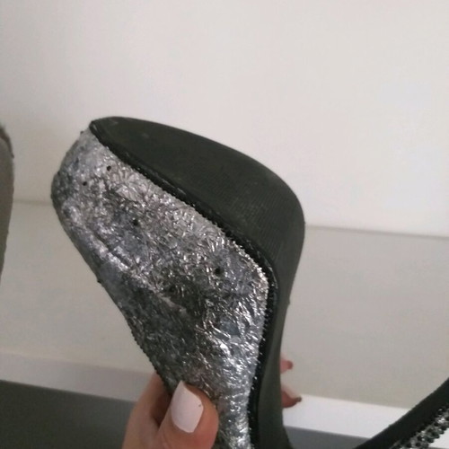 Silver pumps with inner platform, narrow fit, tested only
