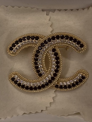 Chanel брошка нова, бяла и златиста