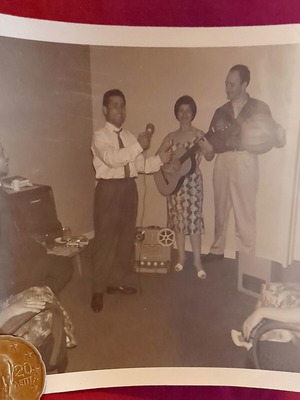 Vintage ασπρόμαυρη φωτογραφία με παρέα και μαγνητόφωνο μεταχειρισμένη