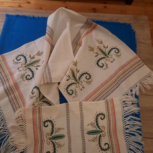 Handmade table runner set with gold thread embroidery