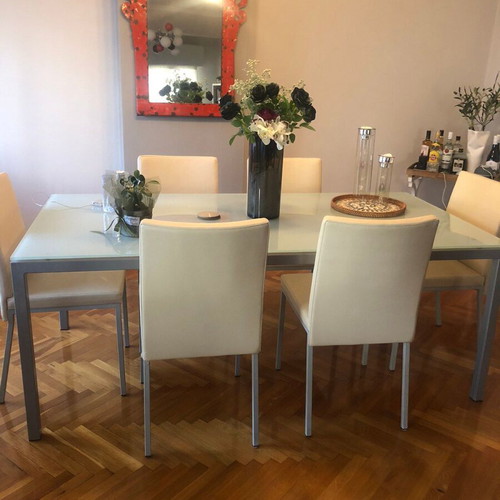 Dining table set like new with aluminum frame, glass top, 6 chairs and 2 armchairs with white leather