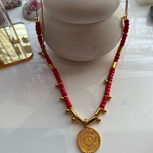 Necklace with red beads and gold elements new