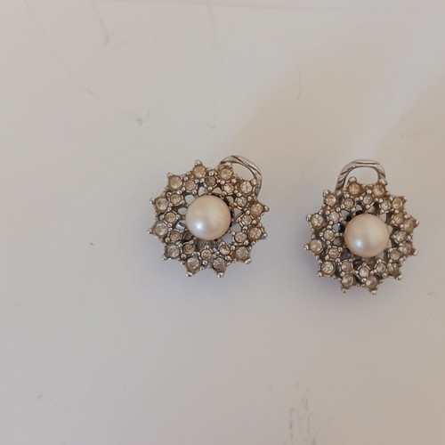 Small clip-on earrings like new, brass and pearl