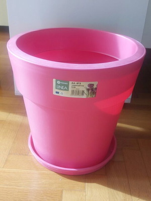 Viomes Linea plastic flowerpot with base like new