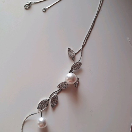 Necklace with rhinestones and pearls silver like new