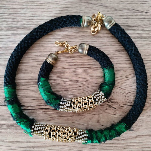 Vintage necklace and bracelet set like new in black and emerald