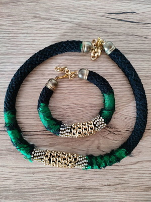 Vintage necklace and bracelet set like new in black and emerald