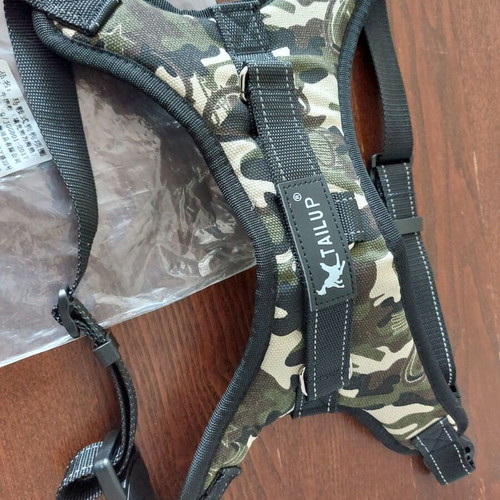 Dog harness size L new with adjustable straps and clip