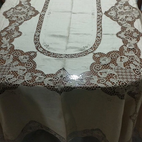 Tablecloth set with 12 food napkins like new, cream color