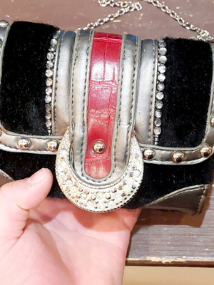 Rock bag/wallet for going out like new with chain and clips