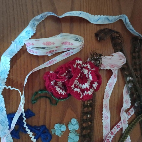 Decorative rickrack like new, set with carnation and anchor