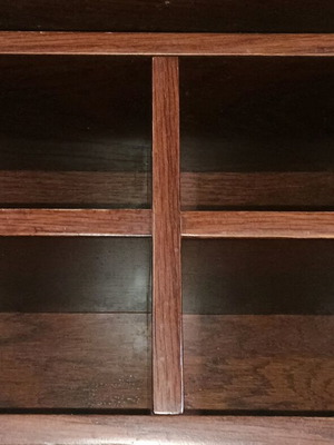 Σετ δύο ξύλινες ραφιέρες συλλεκτικών αντικειμένων σαν καινούργιο