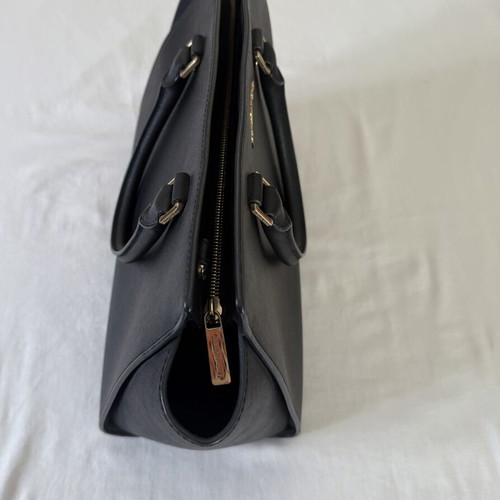 Michael Kors handbag like new, black with gold details