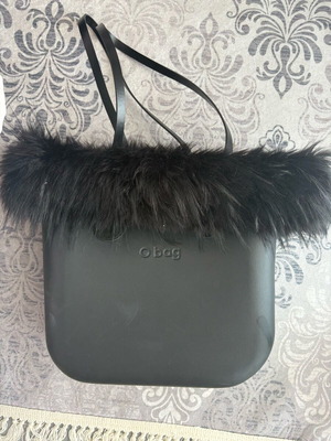 O bag black shoulder bag like new with leather handles and synthetic fur