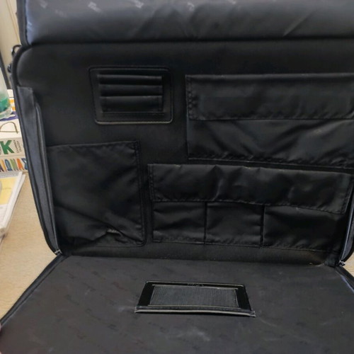 Targus laptop bag like new with multiple compartments