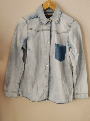 Pink Woman denim shirt medium size like new, acid wash design