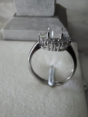 Women's ring one size with precious moonstone gem new